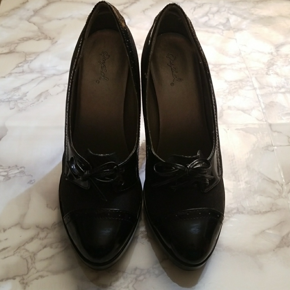 Black pumps